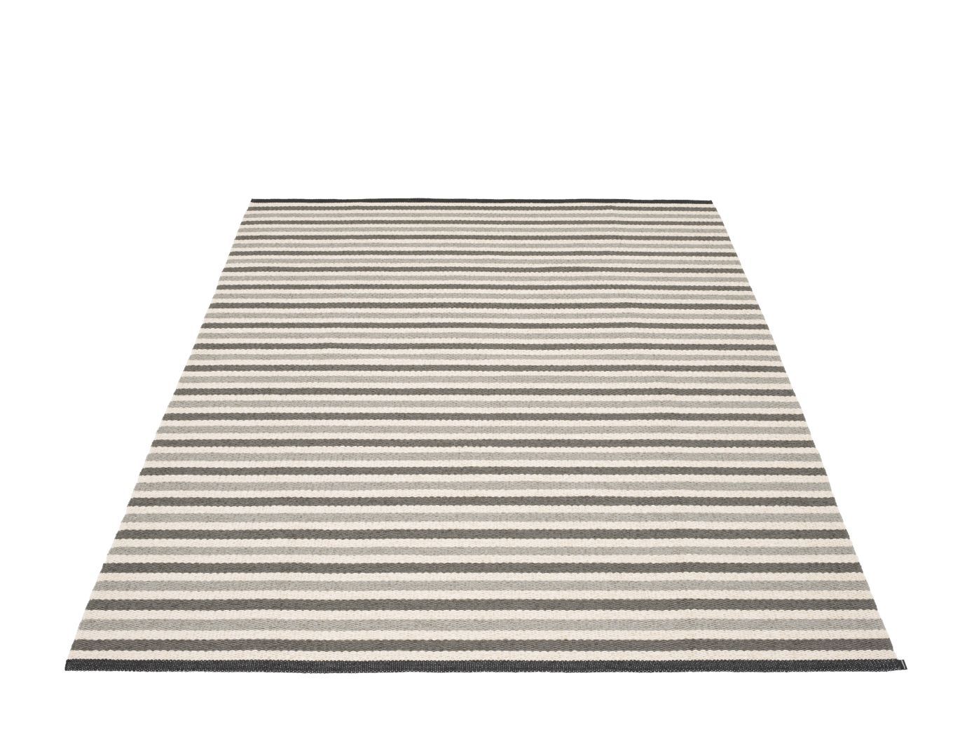 Teo Teppich 140x200cm Grau von Pappelina mit horizontalen Streifen in Grau- und Weißtönen.
