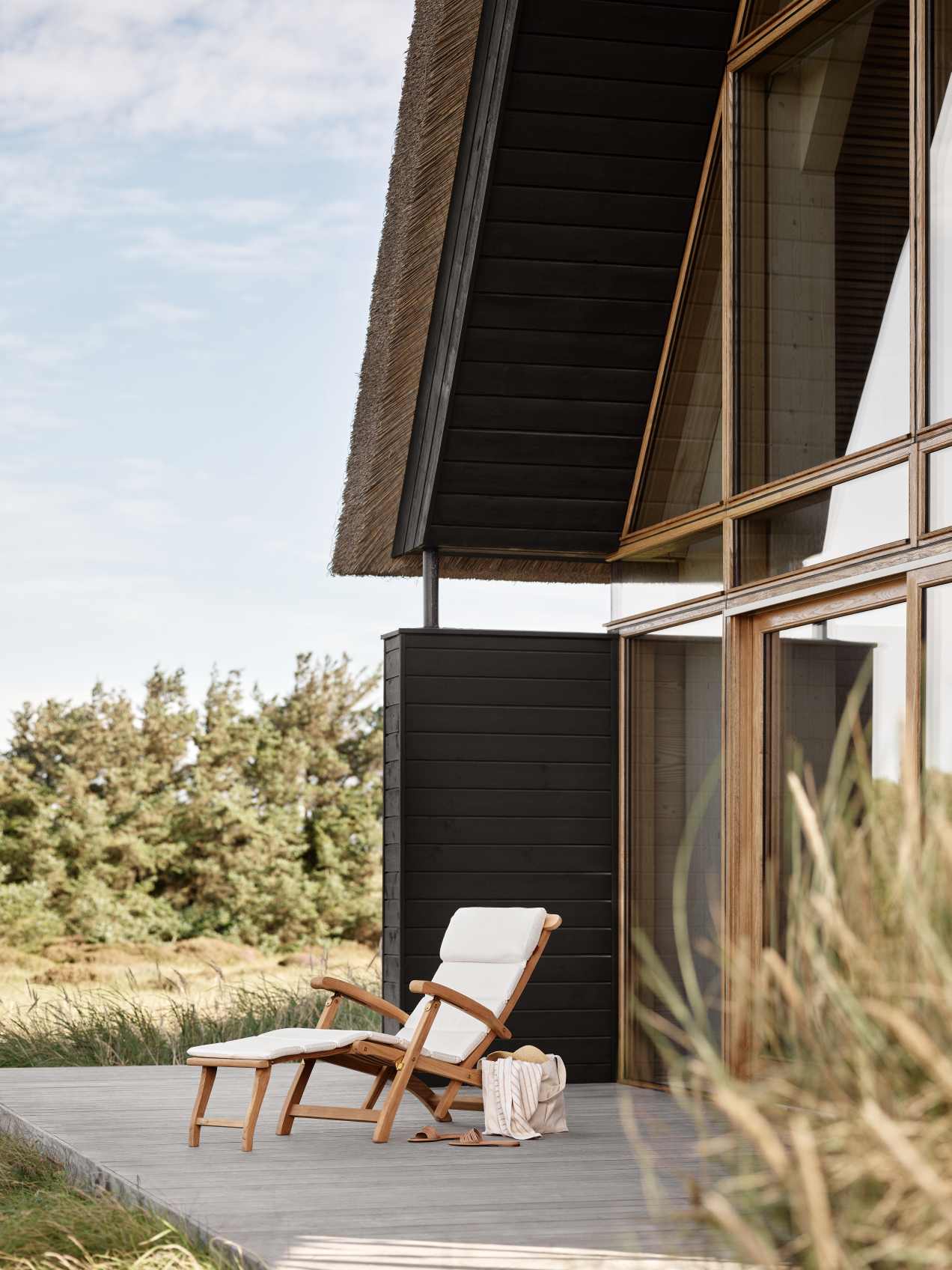 Barriere Liegestuhlkissen für Skagerak Steamer Deck Chair Outdoor, helles Holz, weiße Polsterung.