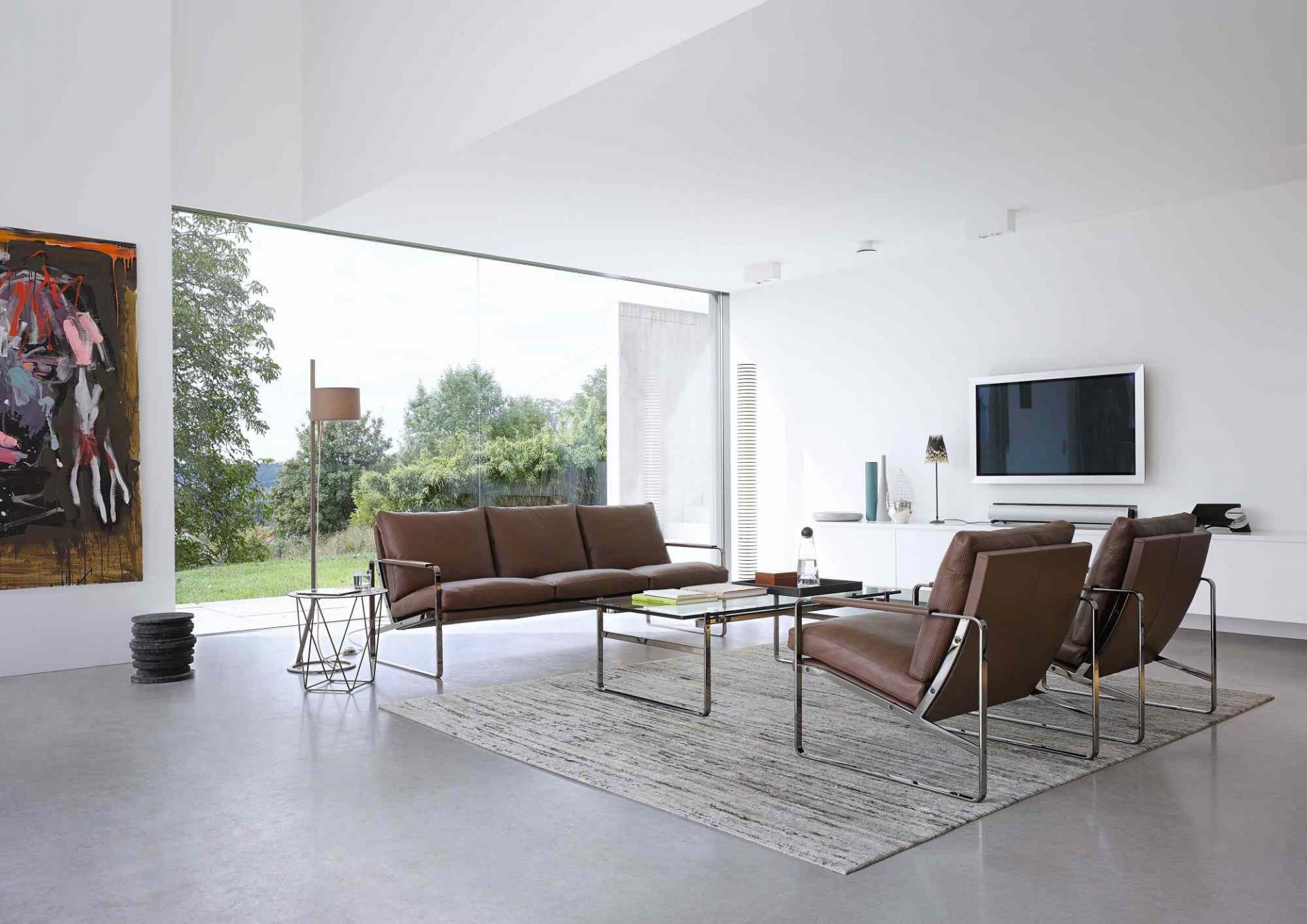Wohnzimmer mit braunem Ledersofa und zwei 710 Fabricius Sesseln von Walter Knoll.