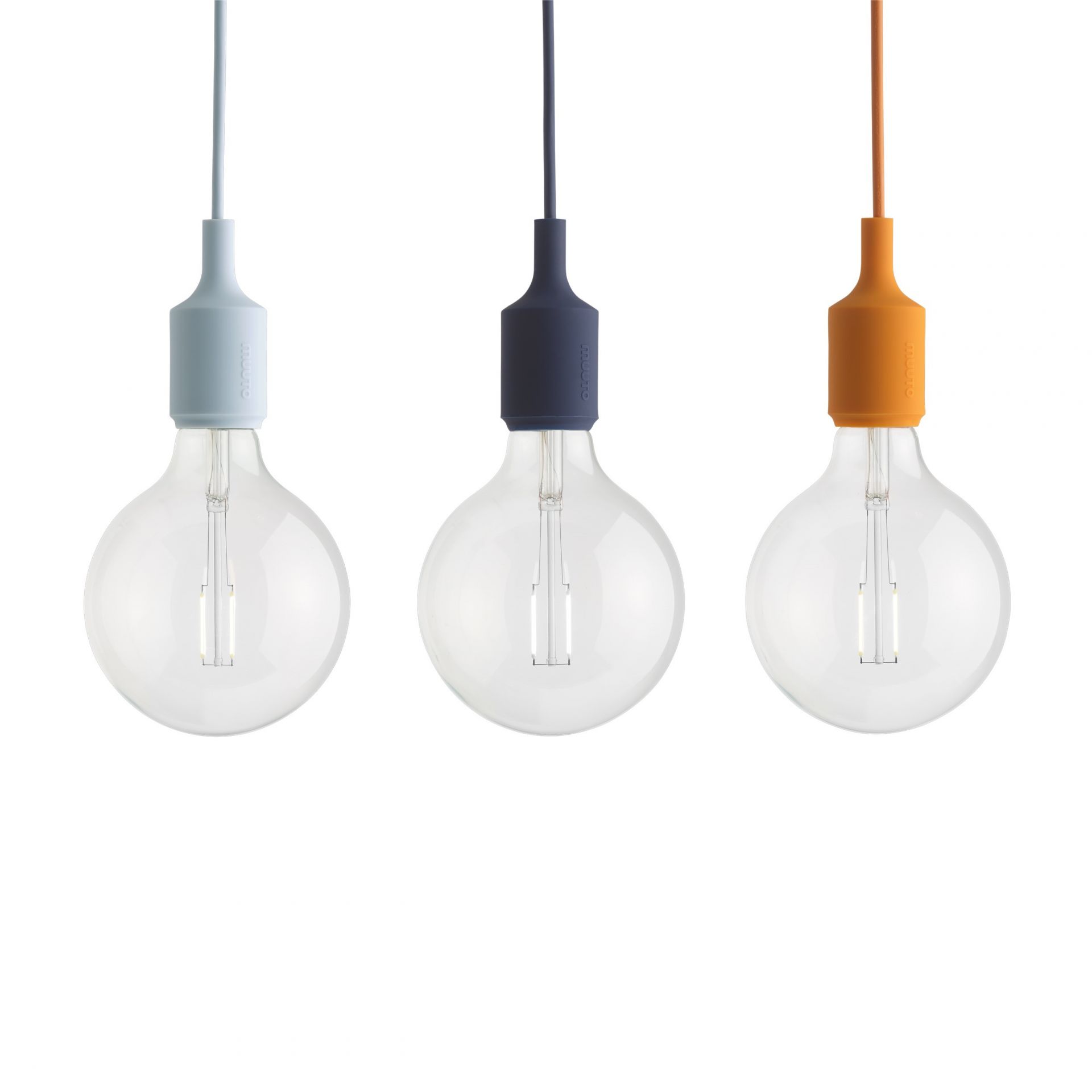 Drei Muuto E27 Socket Lamp Pendelleuchten in Blau, Dunkelblau und Orange.