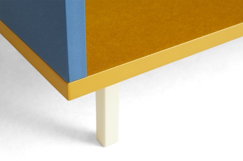 Detailaufnahme des Hay Colour Cabinet S Schranks in Multi mit blauer Tür und gelber Oberfläche.