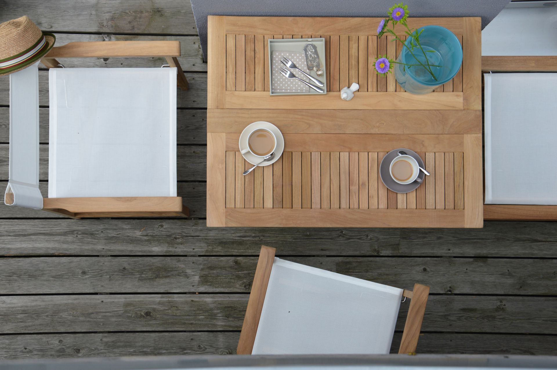 Draufsicht: City Klapptisch/Balkontisch von Jan Kurtz aus Holz mit Stühlen und Dekoration.