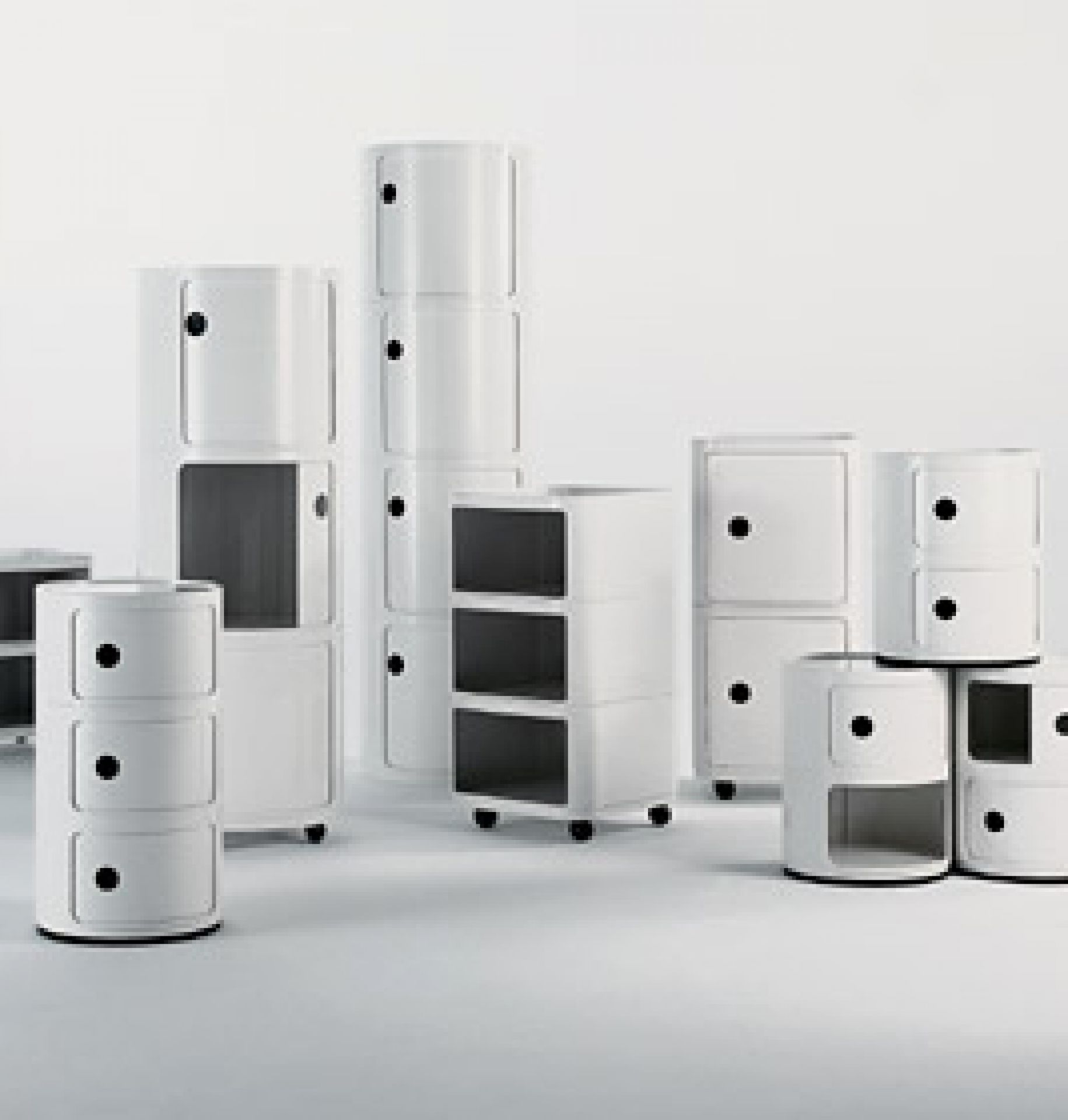 Weiße Componibili Elemente von Kartell, runde und eckige Aufbewahrungsmöbel für modernes Wohnen.