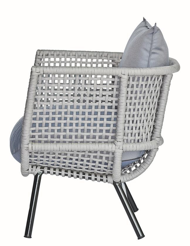 Grauer Suka Lounge Sessel von Jan Kurtz für den Außenbereich mit Kissen.