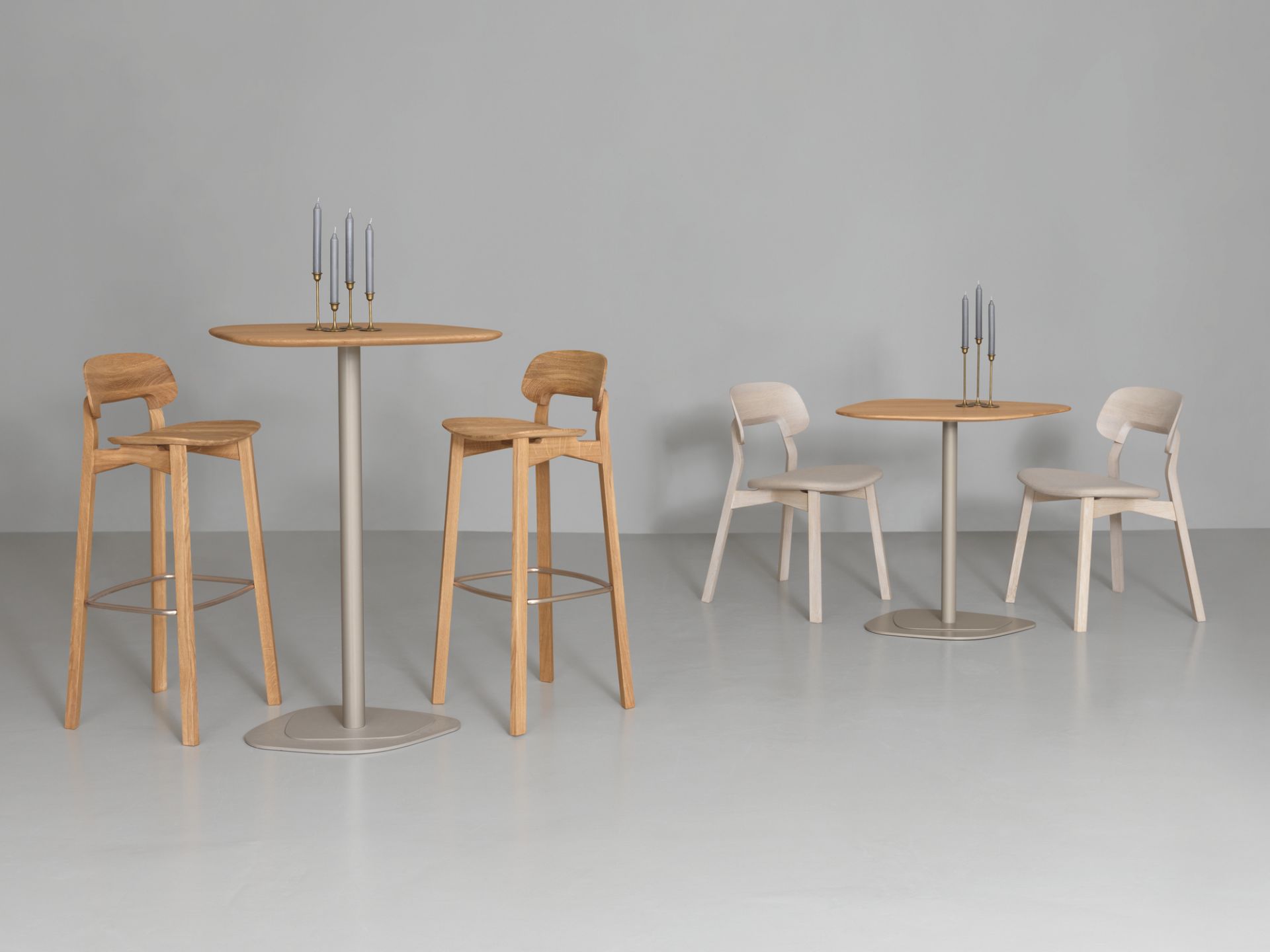 Nonoto Barhocker aus Nussbaum mit 80 cm Sitzhöhe und passendem Bartisch im Set.