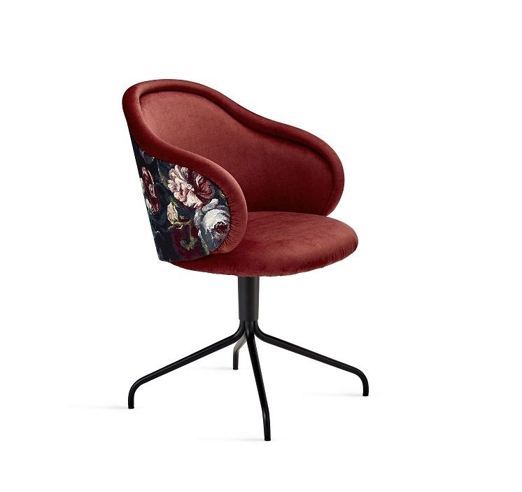 Ona Armlehnstuhl von Freifrau Manufaktur: Roter Samt, Blumenmuster, schwarzes Drehgestell. Design Armchair für Wohnzimmer.