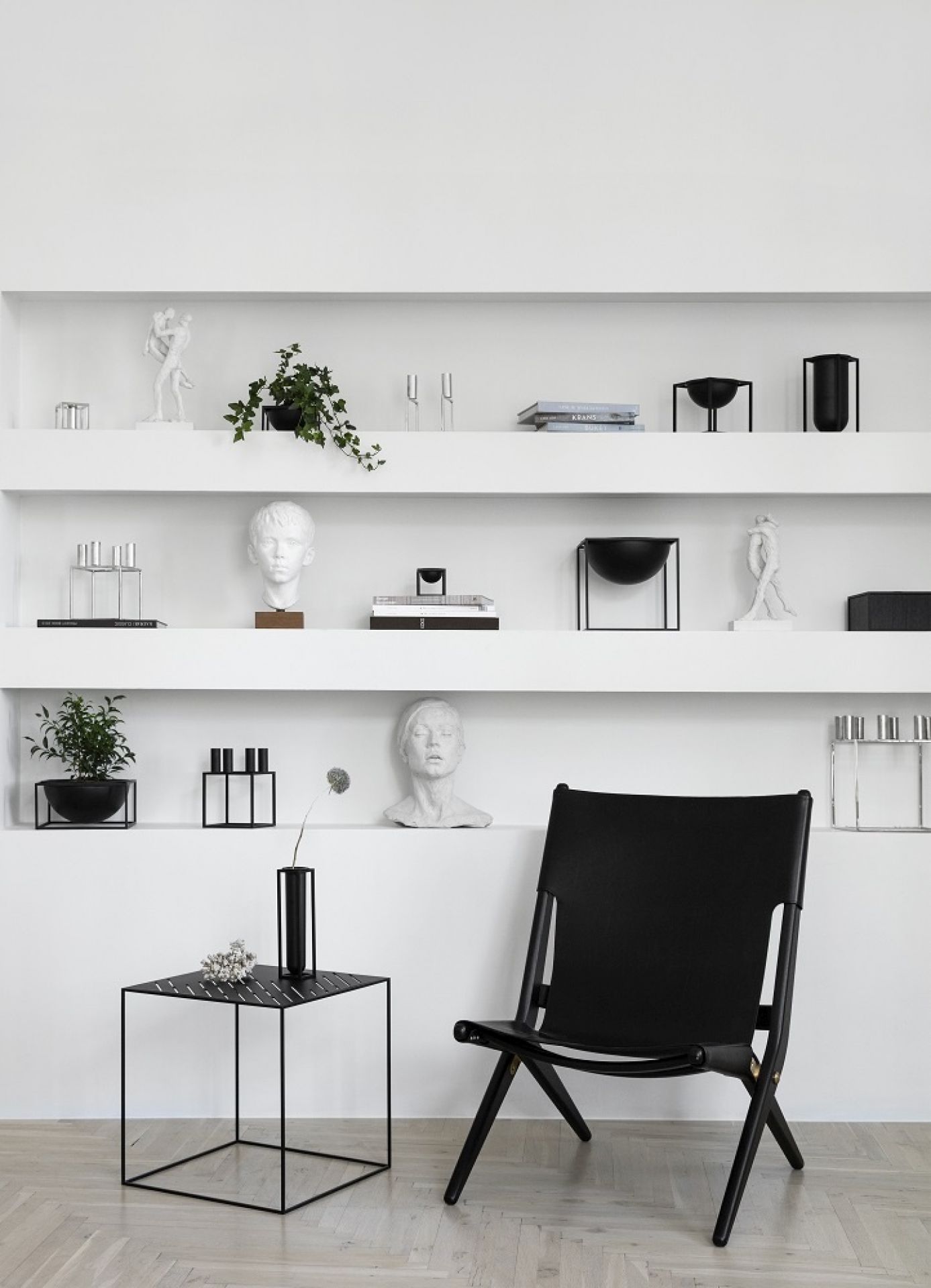 Schwarzer Ledersessel Saxe Chair mit Eichengestell, gebeizt. Designermöbel für stilvolles Wohnen.