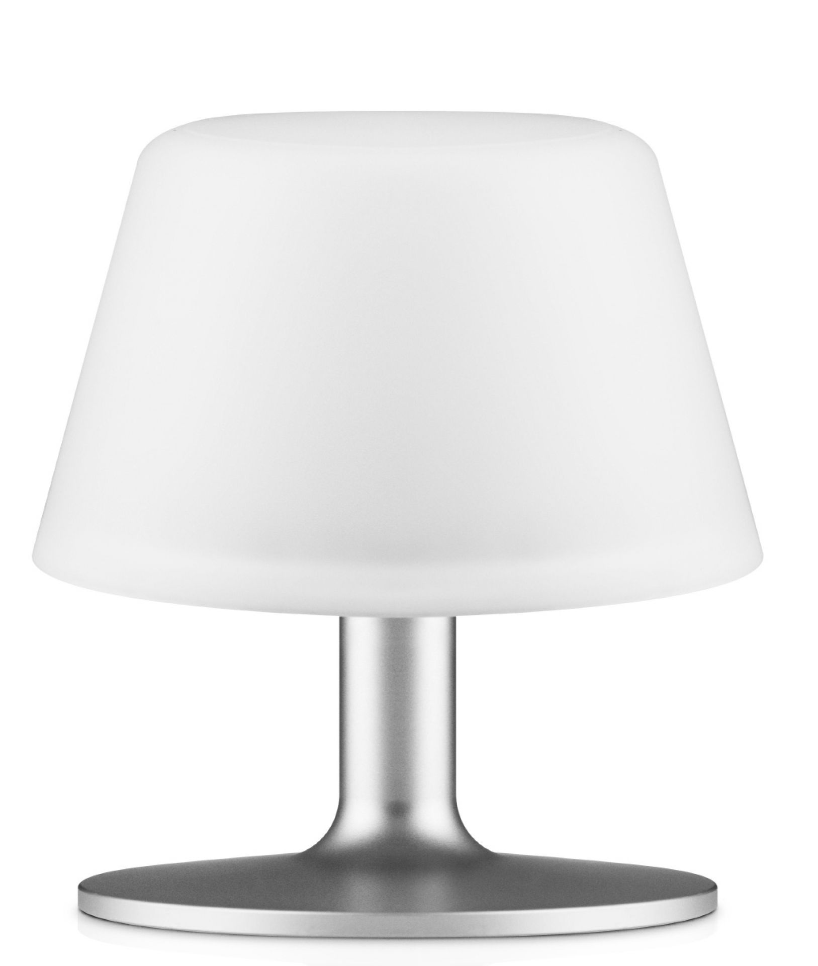 Weiße Sunlight Tischleuchte von Eva Solo mit silberfarbenem Fuß für Innen und Außen.