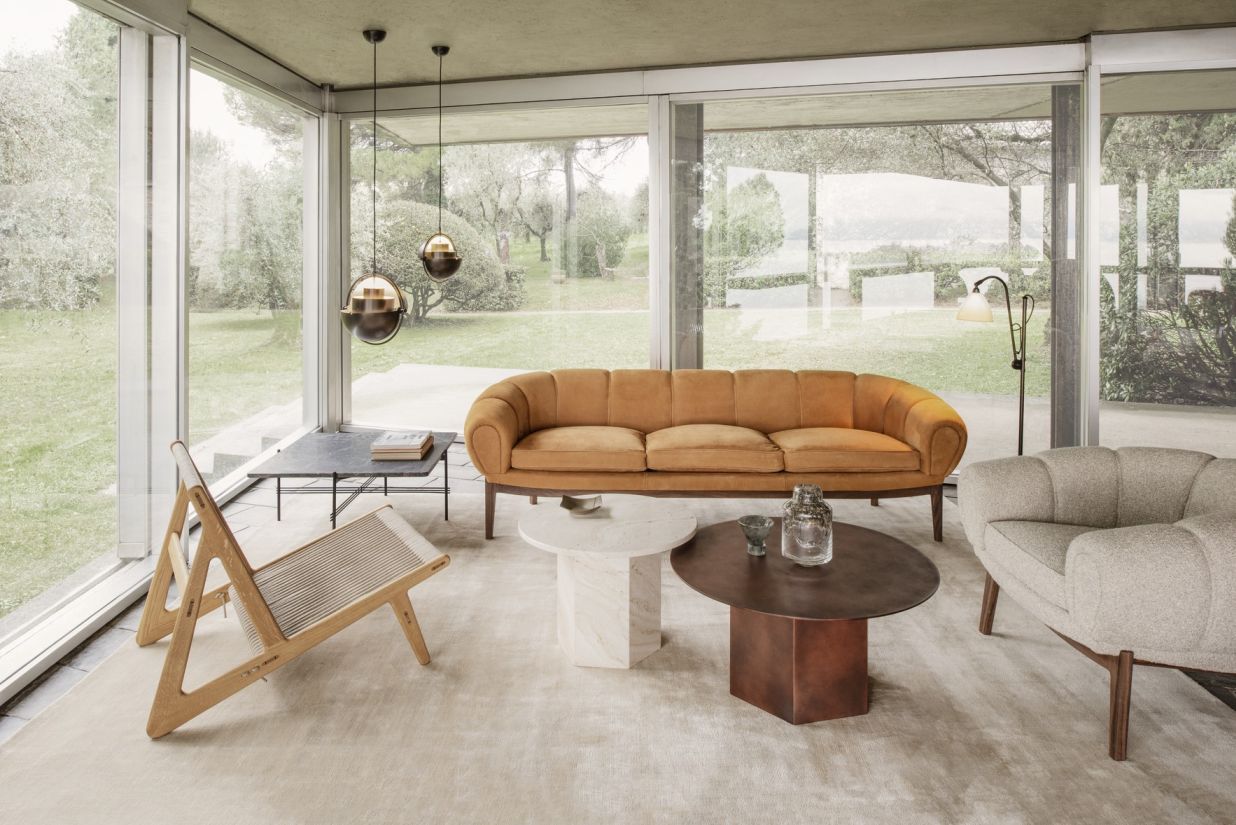 Wohnzimmer mit Gubi Couchtisch Epic Coffee Table in Misty Gray Stahl und Designermöbeln.
