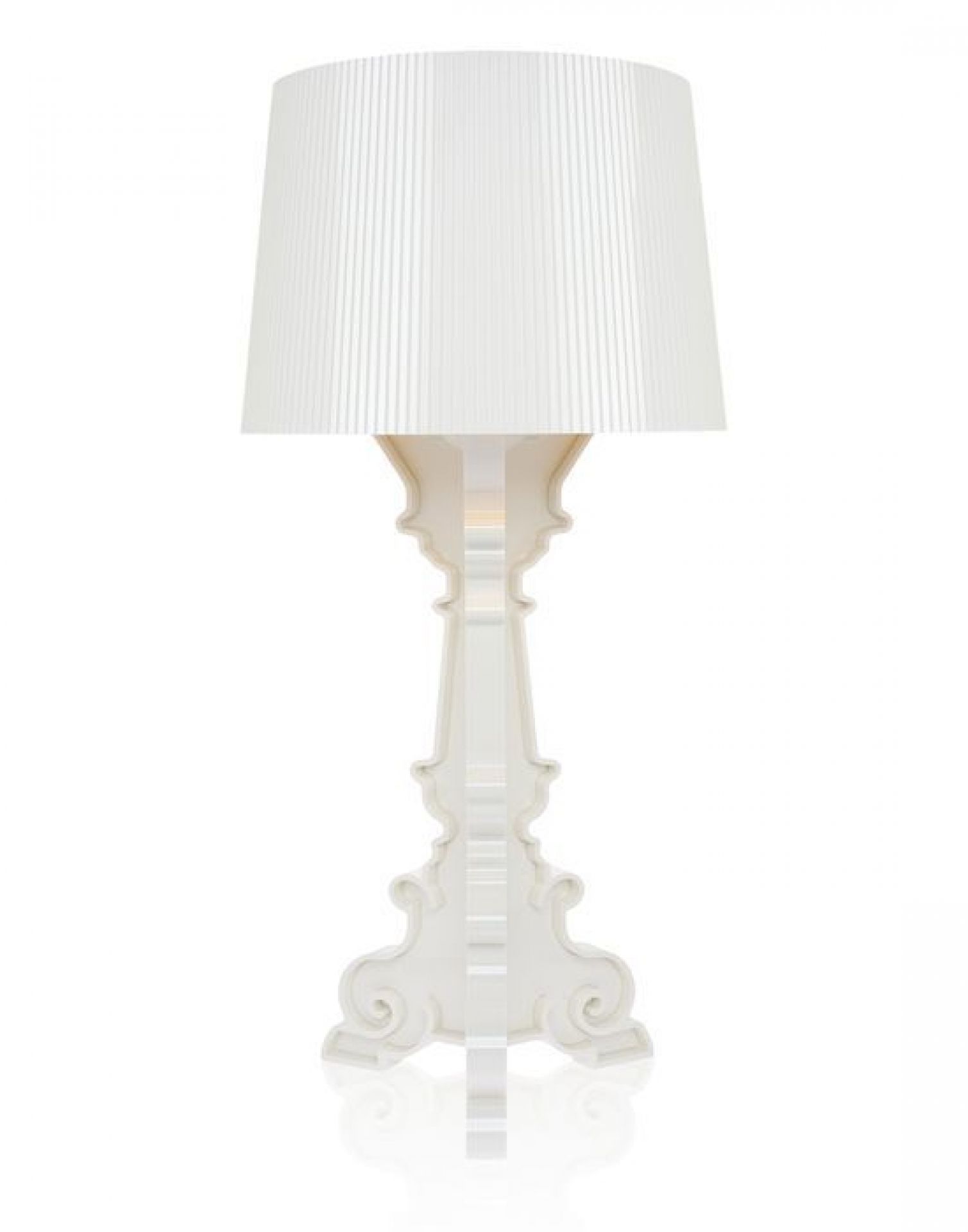 Weiße Bourgie Tischleuchte von Kartell mit plissiertem Lampenschirm und goldfarbenem Akzent.