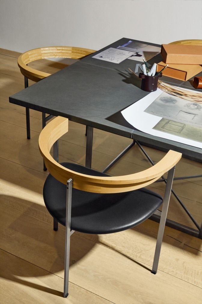 PK 40 Esstisch von Fritz Hansen mit Stuhl und Arbeitsmaterialien auf einer Holzoberfläche.