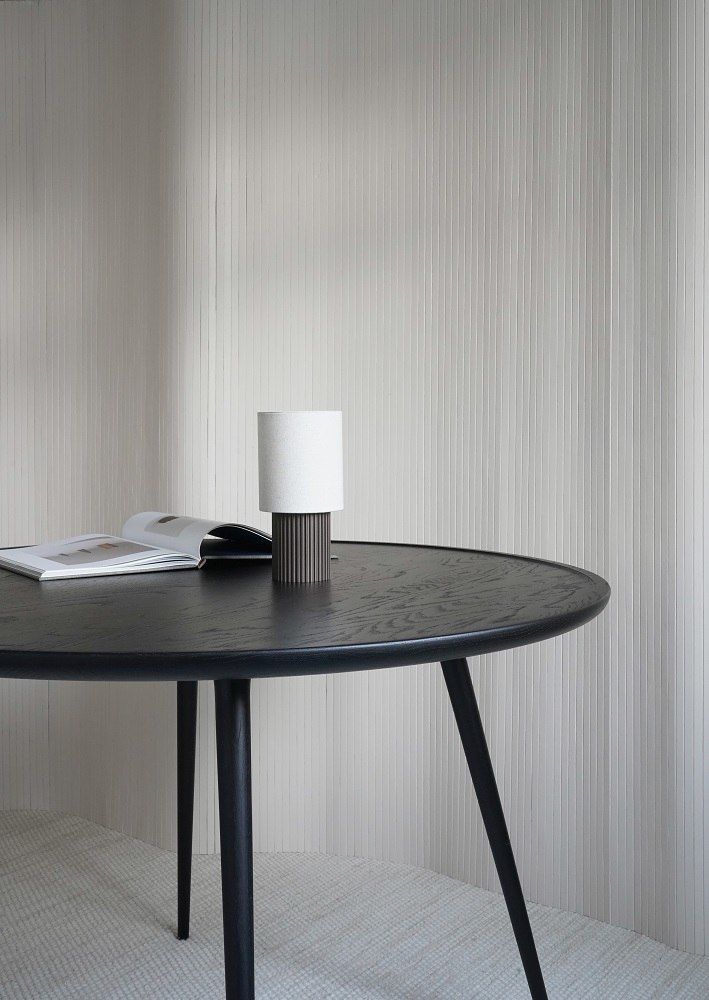 Runder Esstisch aus Eiche, schwarz gebeizt, mit Lampe und Buch. Accent Dining Table.