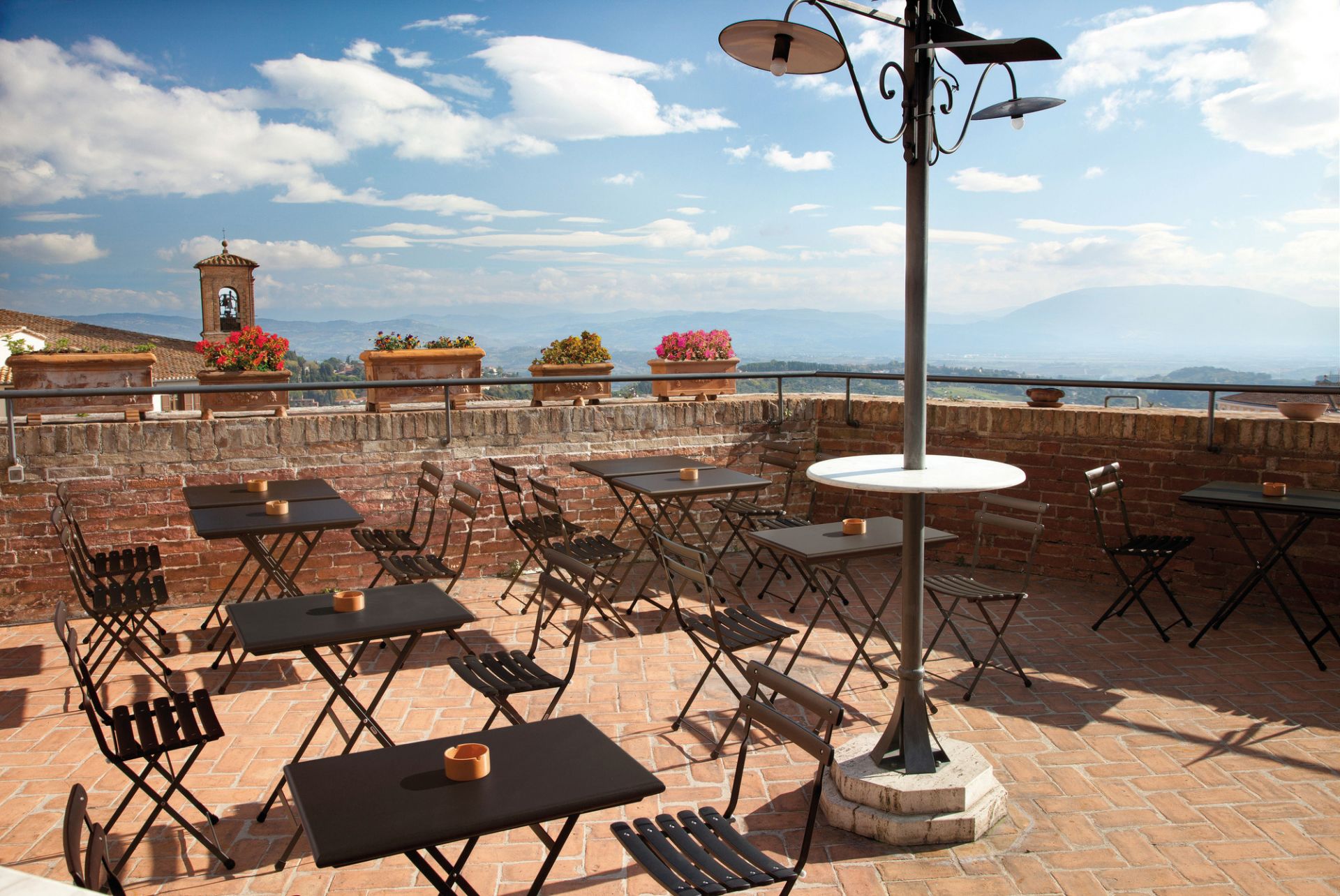 Arc en Ciel Klapptisch: Schwarzer Metalltisch für Balkon oder Terrasse im Freien. Klappmöbel für Garten.
