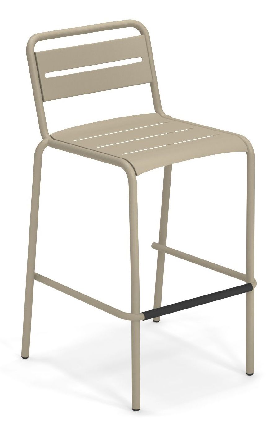 Beiger Emu Star Barhocker für den Außenbereich mit Rückenlehne und Fußstütze.