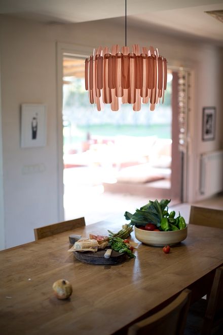 Rote Maruja Pendelleuchte von LZF Lamps über einem Esstisch mit frischen Zutaten.