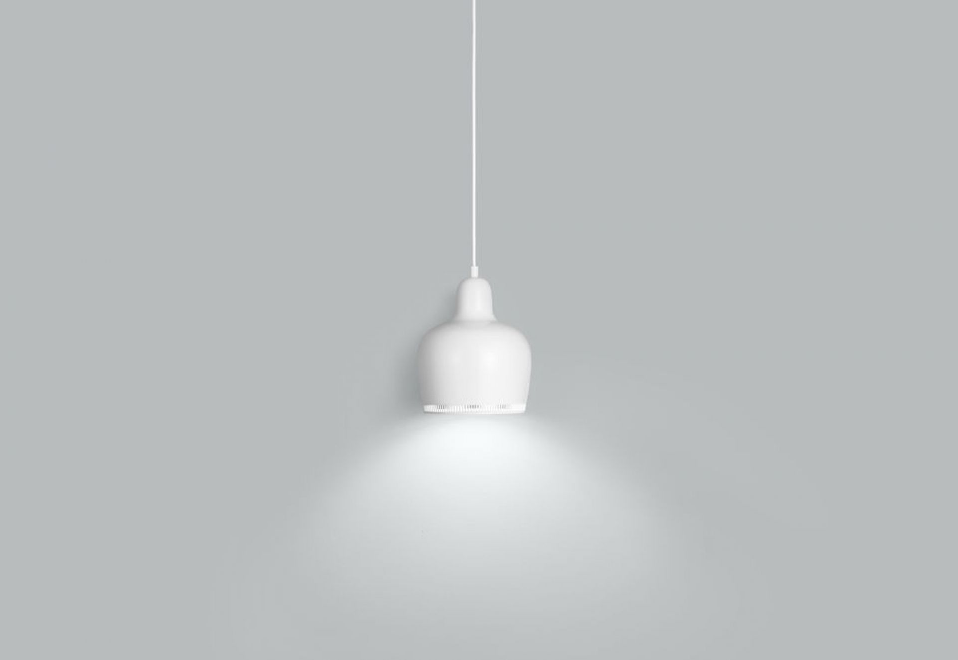 Weiße Artek A330S Golden Bell Pendelleuchte, modernes Design für Wohnzimmer und Esszimmer.