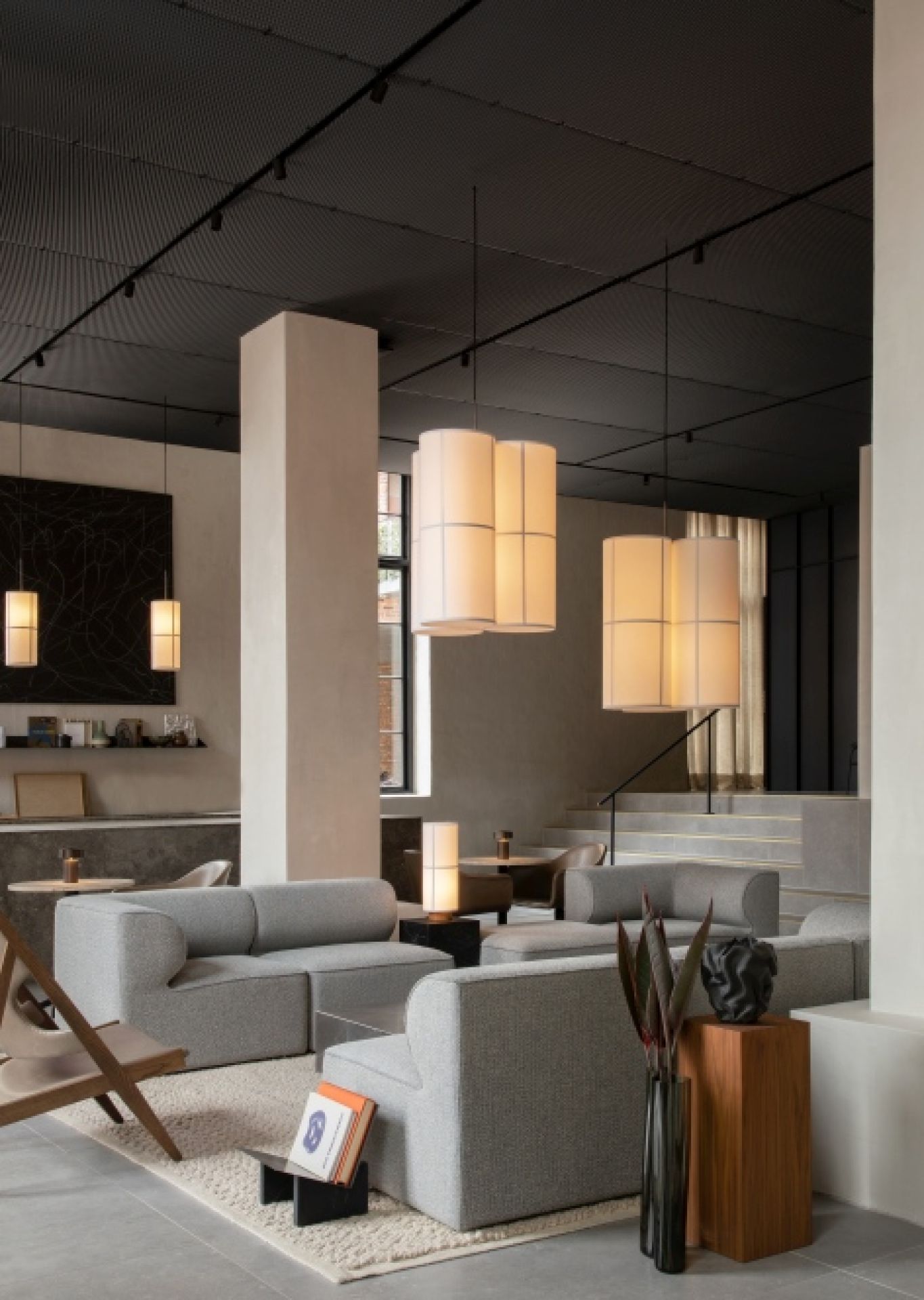 Innenaufnahme mit der Audo Hashira Stehleuchte, zylindrische Form, warmes Licht, modernes Design.