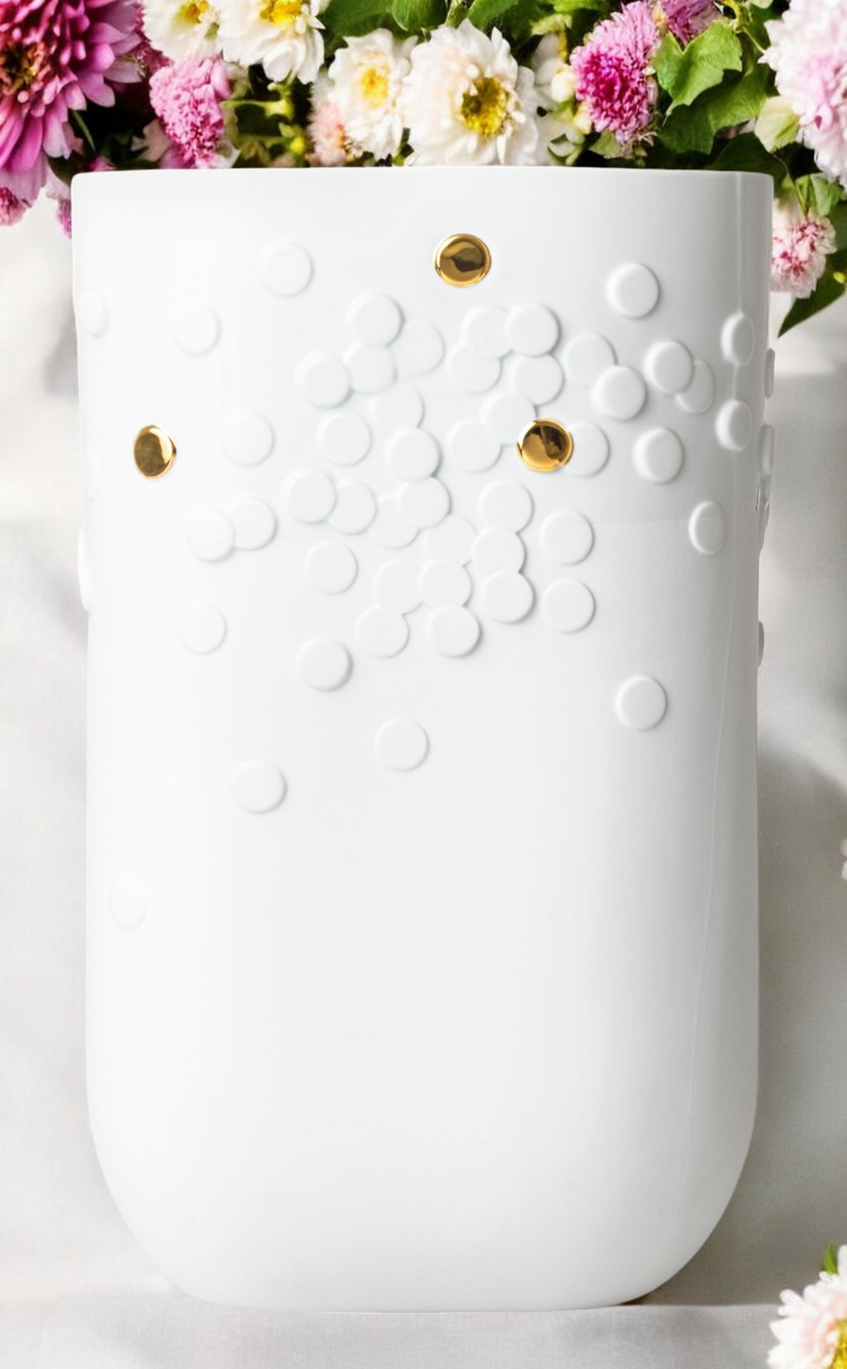 Weiße Bodenvase mit goldenen Akzenten und Blumen. Dekorative Vase für Wohnzimmer und Esszimmer.
