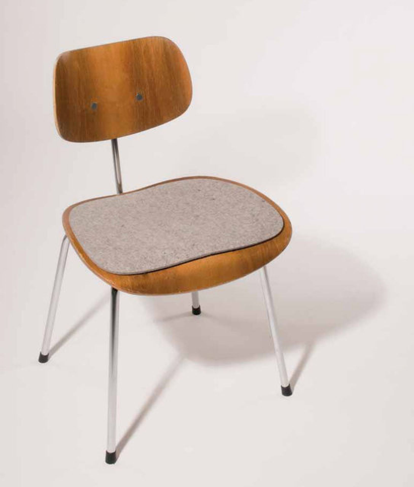 Sitzauflage aus Filz für Eiermann SE68 Stuhl, Parkhaus Berlin. Graue Filzauflage auf Holzstuhl.