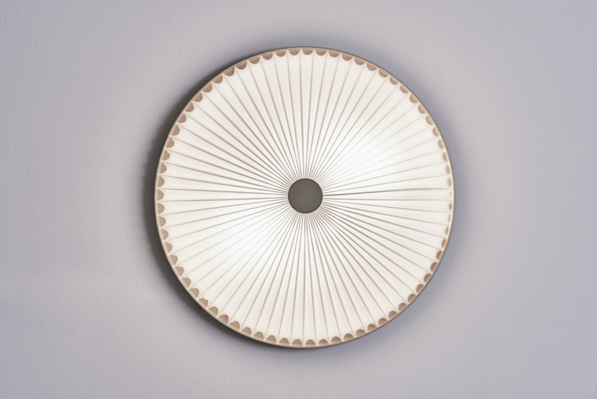 Runde Lamella Deckenleuchte von Le Klint, weiße Lamellen, modernes Design, Wand- und Deckenbeleuchtung.