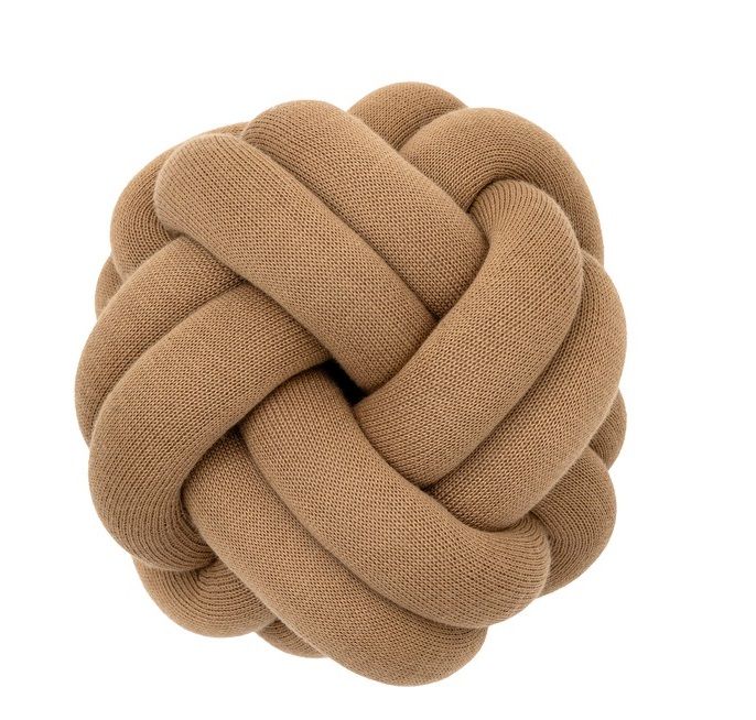Beiger Knot Kissen von Design House Stockholm, dekoratives Knoten Kissen für Wohnzimmer und Schlafzimmer.
