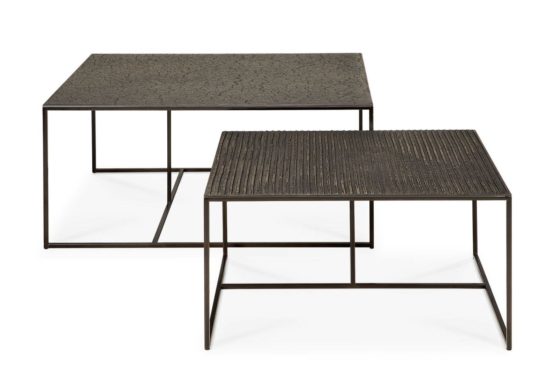 Pentagon Couchtisch 2er Set von Ethnicraft: Zwei quadratische Tische mit dunklen, strukturierten Oberflächen.