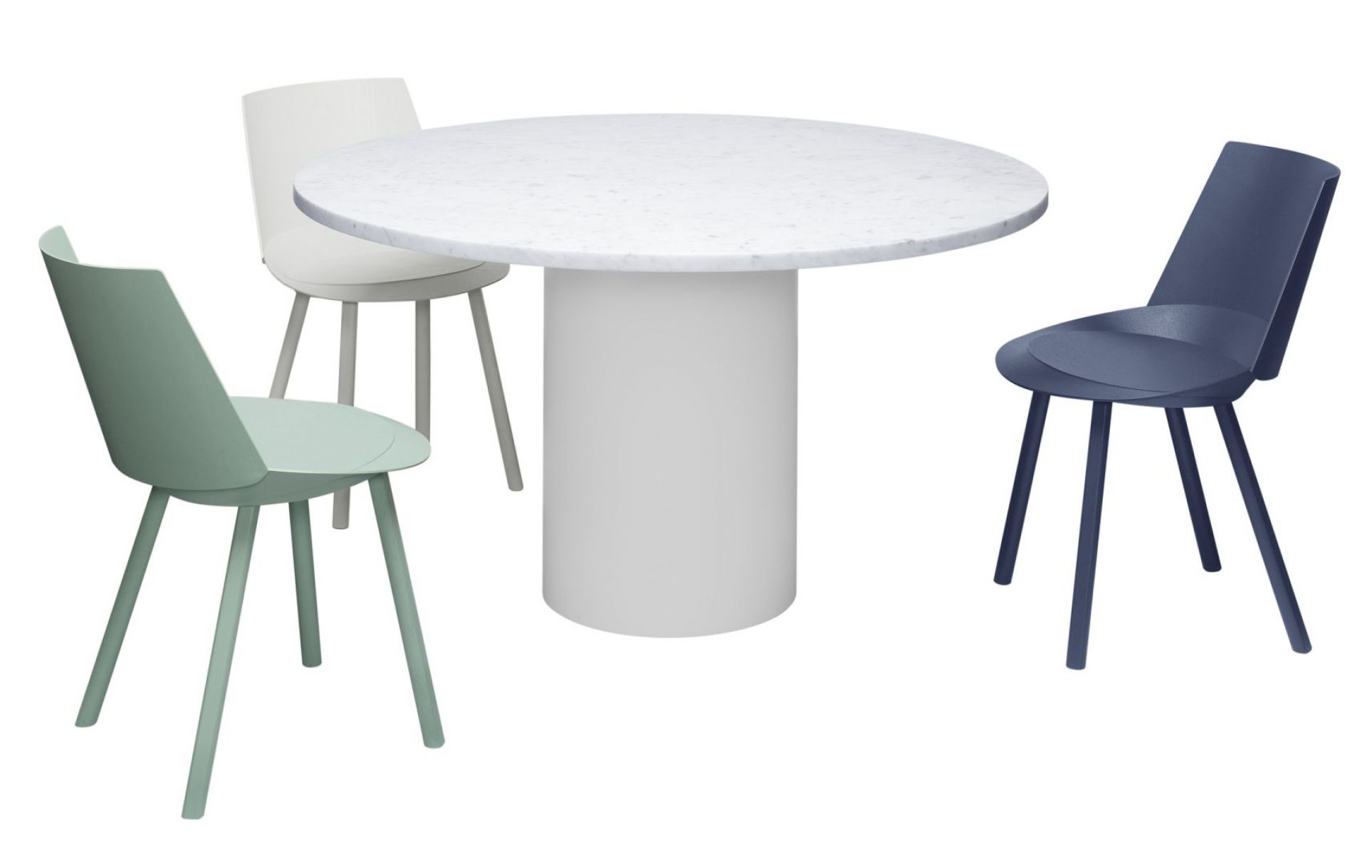 Hiroki Tisch mit Bianco Carrara Marmorplatte und drei farbigen Stühlen. Moderner Esstisch.