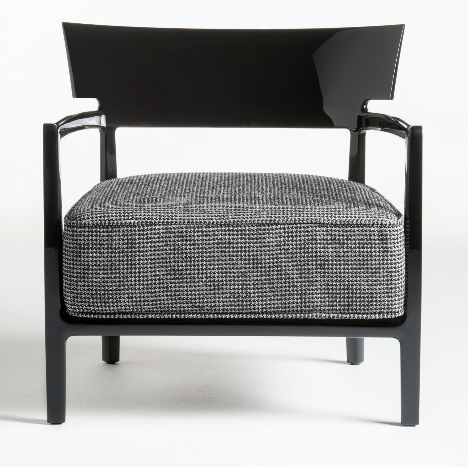 Schwarzer Cara Fancy Sessel von Kartell mit gemustertem Sitzkissen, moderner Design Sessel für Wohnzimmer.