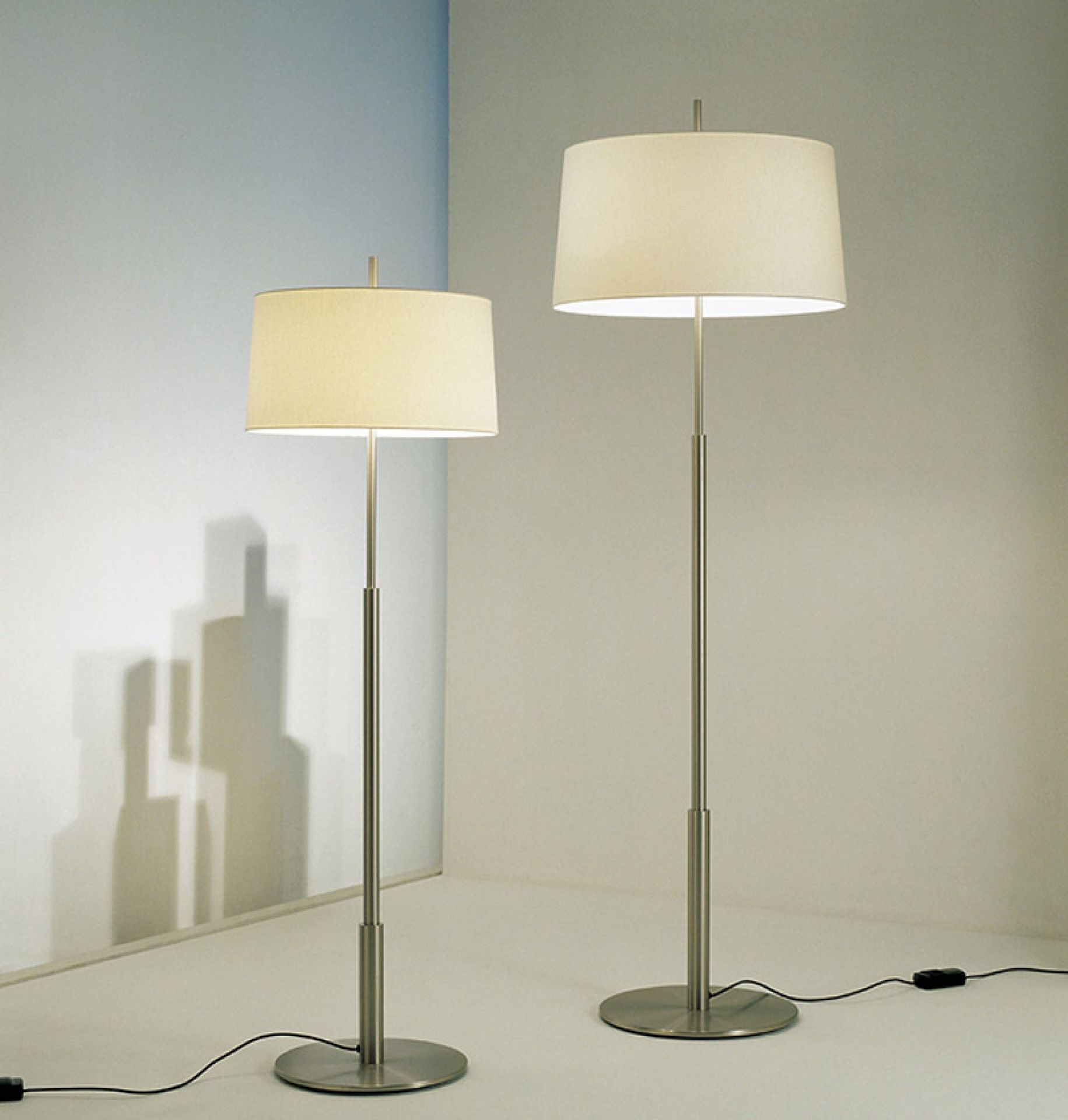Zwei Diana Mayor Stehleuchten von Santa & Cole mit Stoffschirm und Metallfuß im Raum.