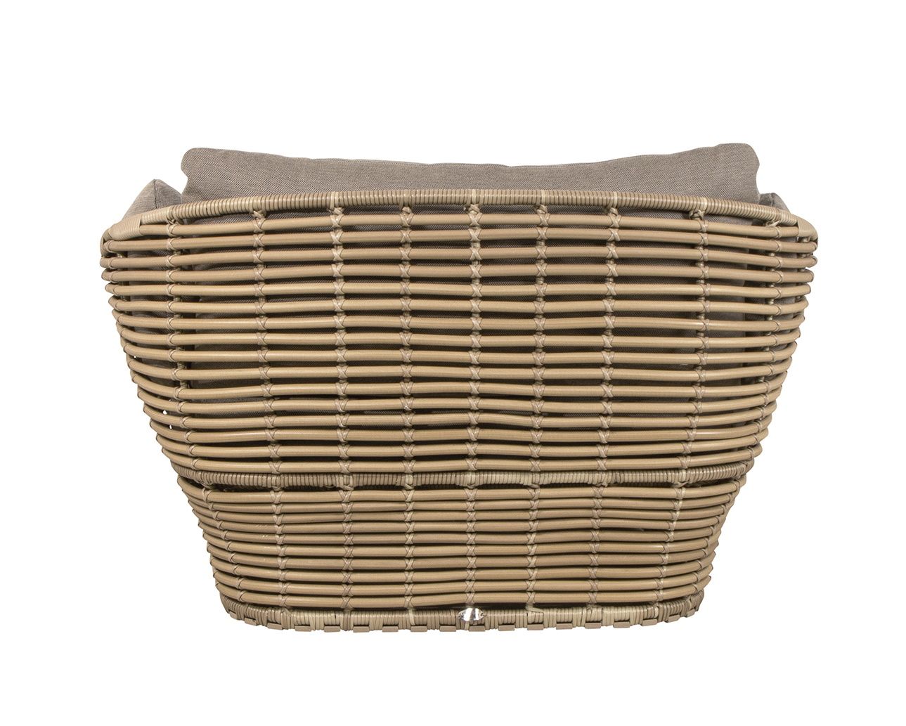 Rückansicht des Cane-Line Basket Daybeds aus Rattan mit grauen Kissen. Gartenmöbel für den Außenbereich.