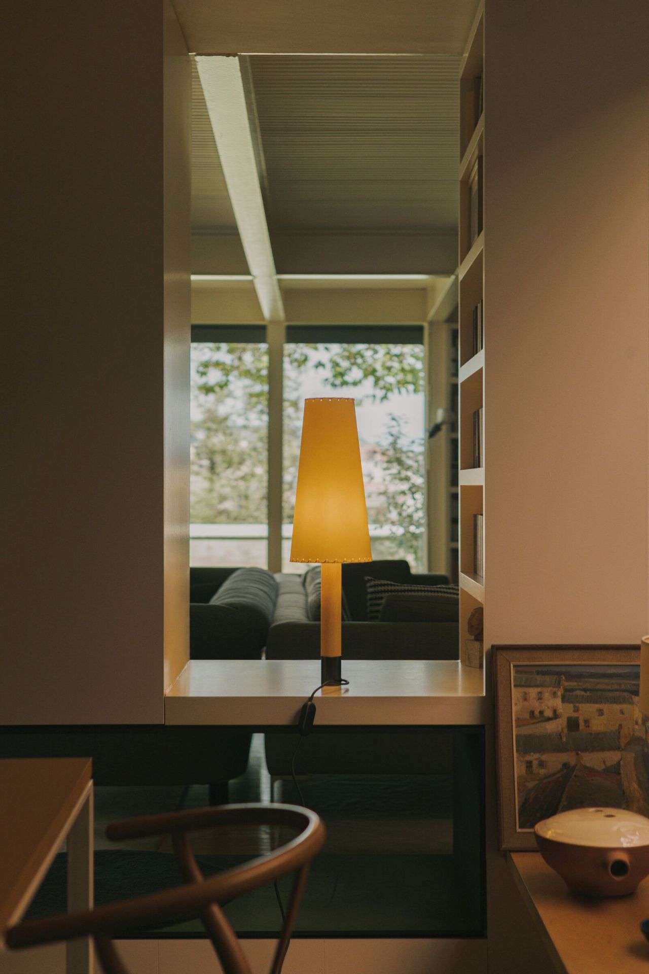 Basica Tischleuchte von Santa & Cole, gelber Lampenschirm, modernes Design, warmes Licht.