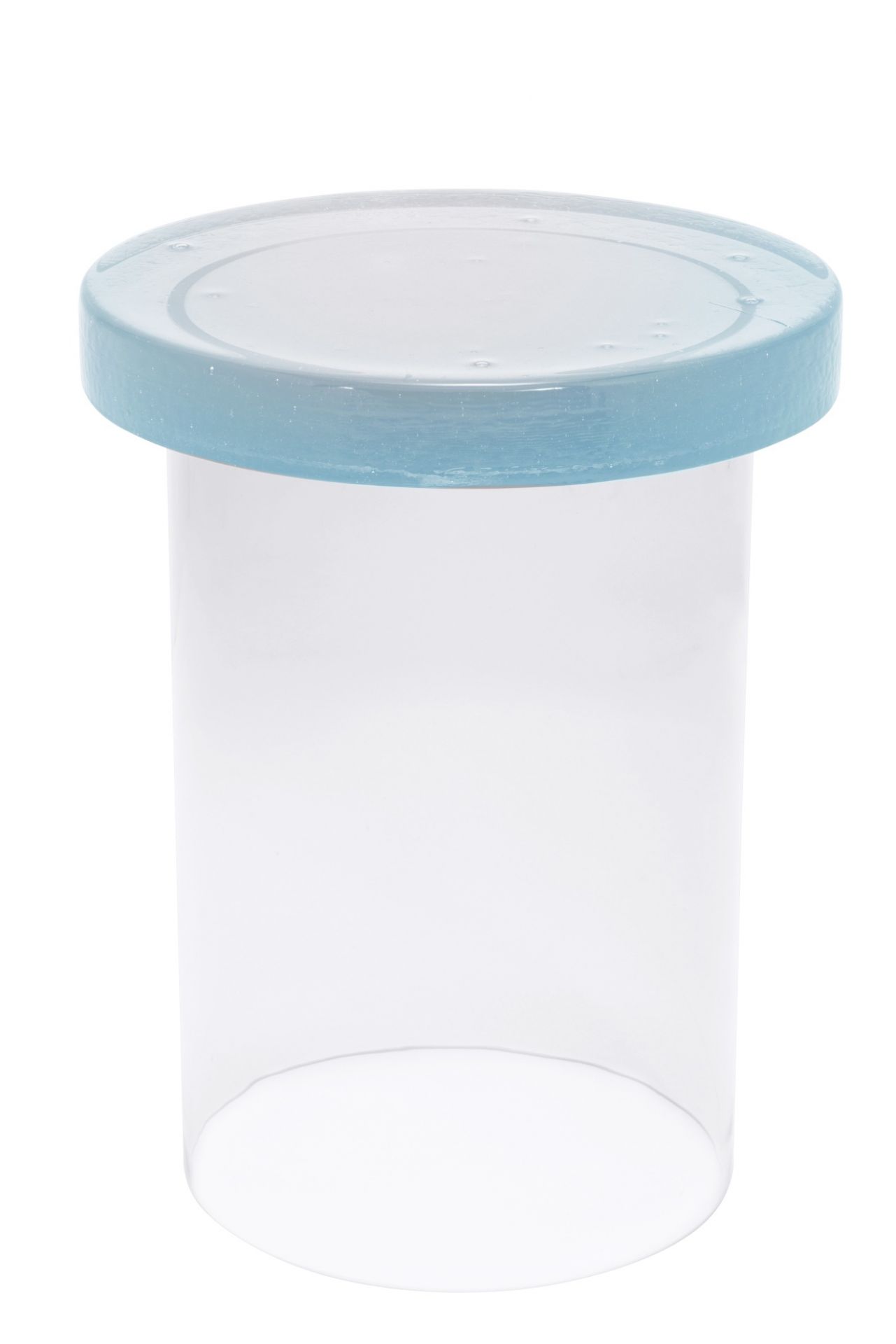 Transparenter Alwa Beistelltisch von Pulpo mit hellblauem Rand, moderner Couchtisch für Wohnzimmer und Schlafzimmer.