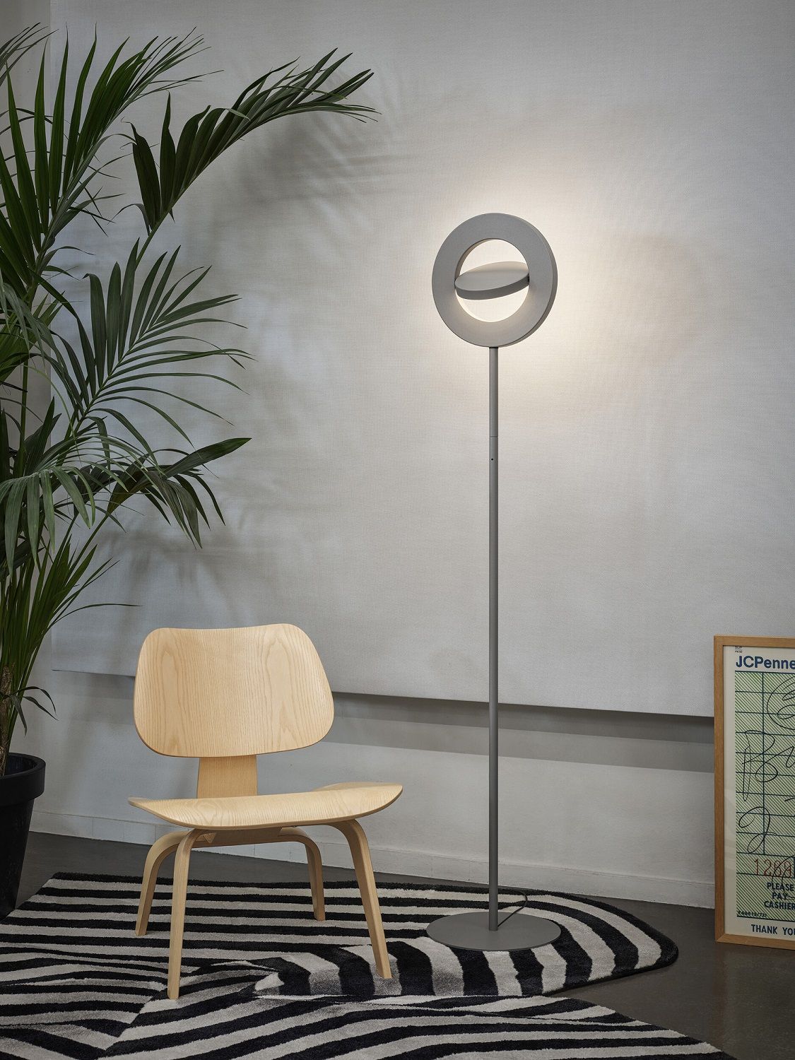 Signum Floor Stehleuchte Japth: Moderne Stehlampe mit kreisförmigem Leuchtkopf, ideal für Wohnzimmer und Büro.