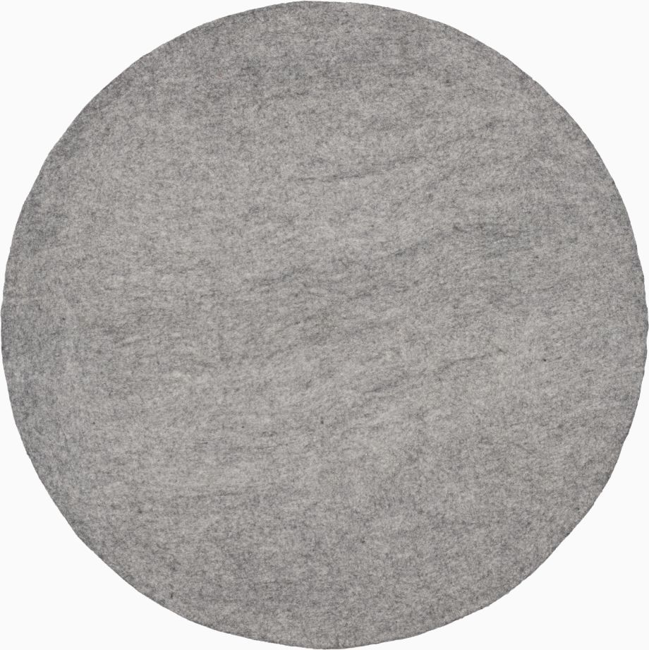 Grauer, runder Filzteppich (myfelt Carl) mit melierter Oberfläche, Durchmesser 160 cm. Hochwertiger Wollteppich für Wohnräume.