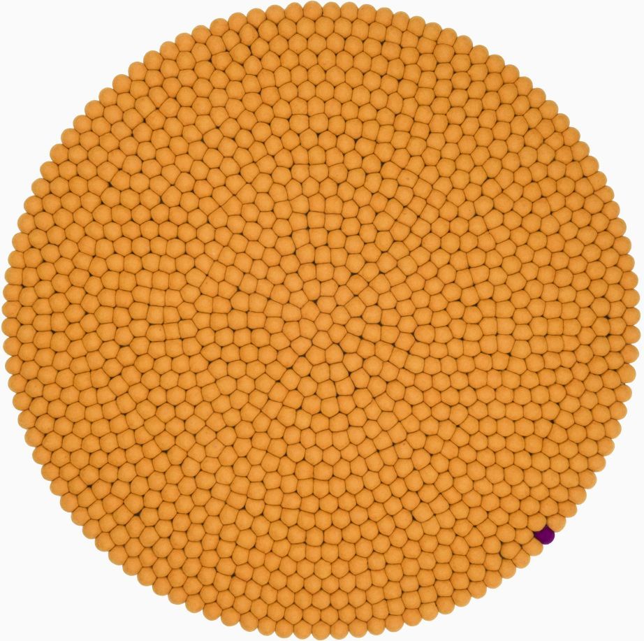 Ockergelber, runder Filzteppich "Big One" von myfelt, Durchmesser 200 cm, Detailansicht der Filzkugeln.