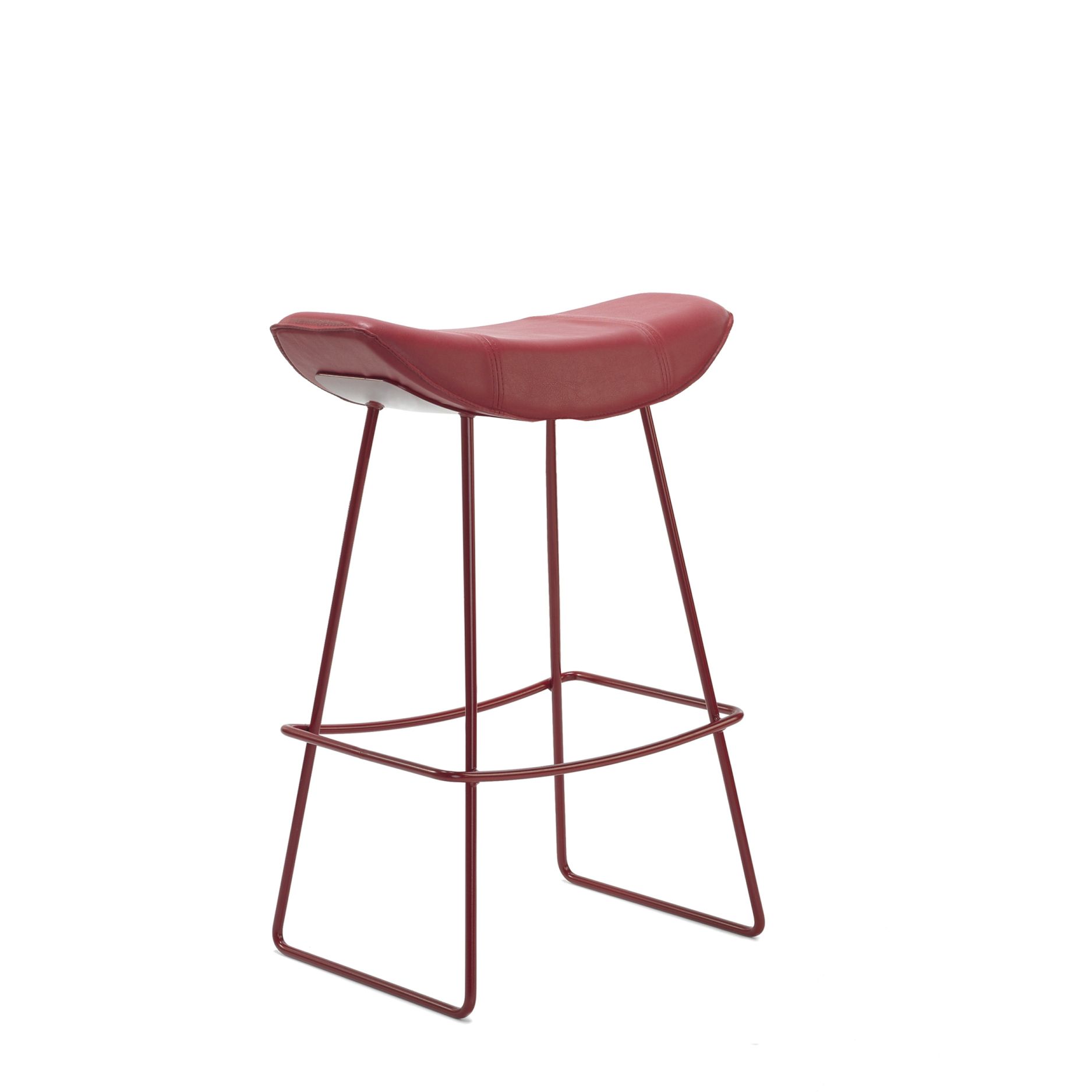 Kya Küchenhocker von Freifrau Manufaktur mit rotem Lederbezug und filigranem Metallgestell.