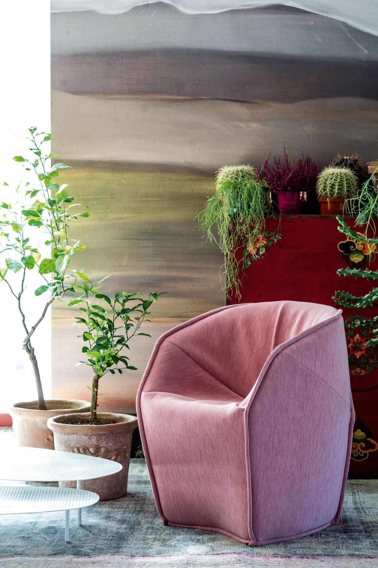 Rosa Sessel, möglicherweise Cloud von Moroso, mit Beistelltisch und Pflanzen im Interieur.