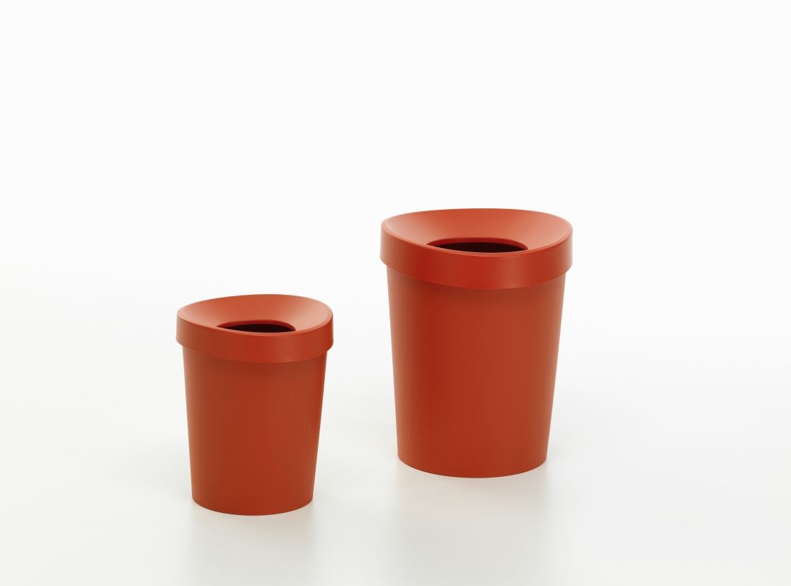 Zwei rote Vitra Happy Bin Papierkörbe in verschiedenen Größen auf weißem Hintergrund.