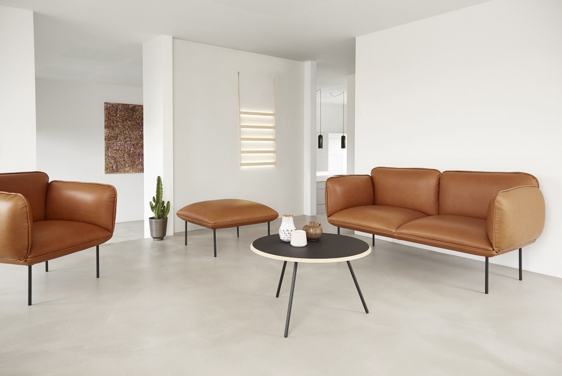 Nakki Sofa in Cognac Leder: Modernes 1-Sitzer Ledersofa von Woud im Wohnzimmer.