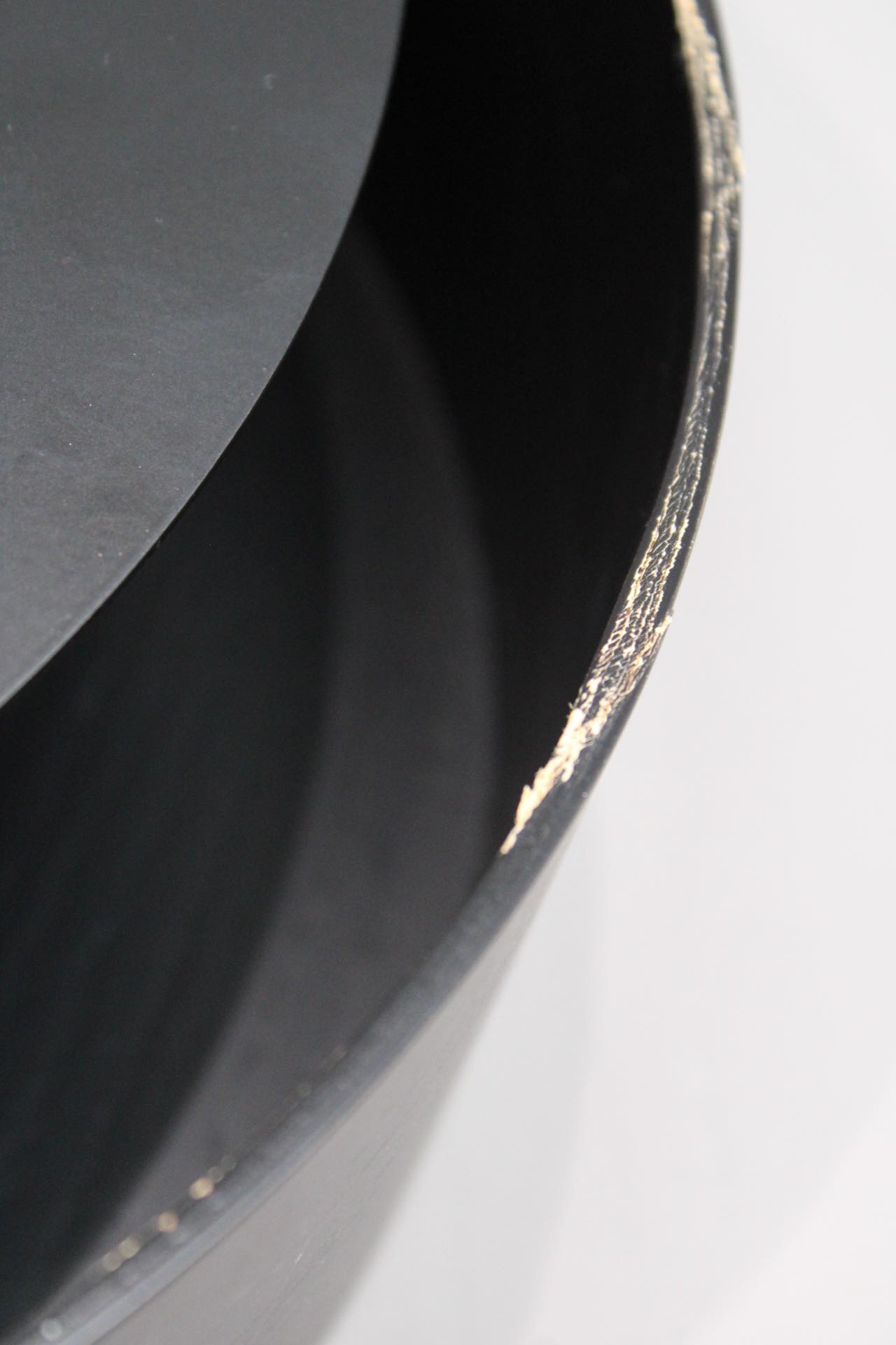 Detailaufnahme der schwarzen Wallie Wandschublade von Woud, Mängelexemplar mit Lackschäden am Rand des Regals.