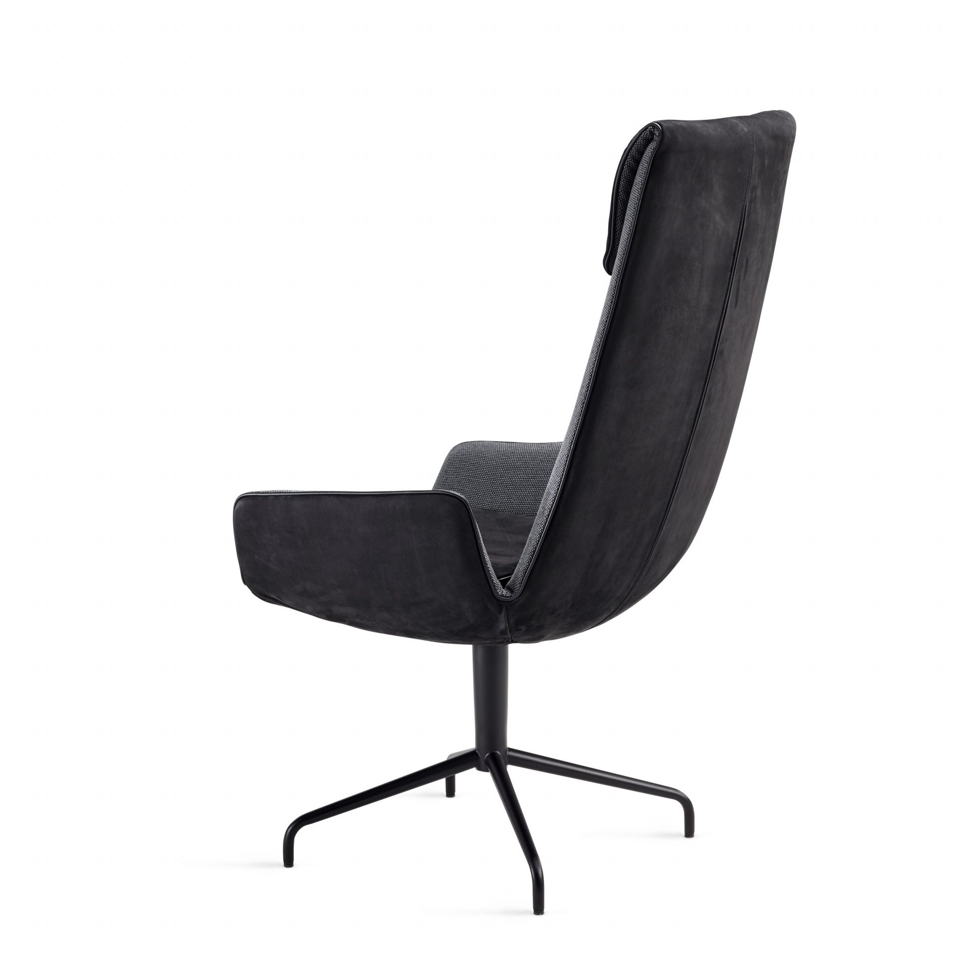 Schwarzer Amelie Armlehnstuhl mit hoher Rückenlehne und Drehfuß, Design Freifrau Manufaktur, komfortabler Sessel.