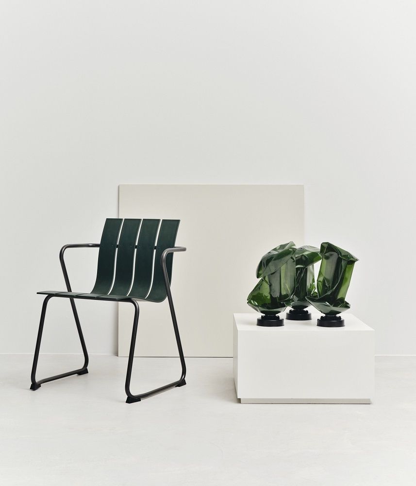 Grüner Ocean Chair Outdoor Stuhl mit Armlehnen und schwarzem Gestell für Garten und Terrasse.