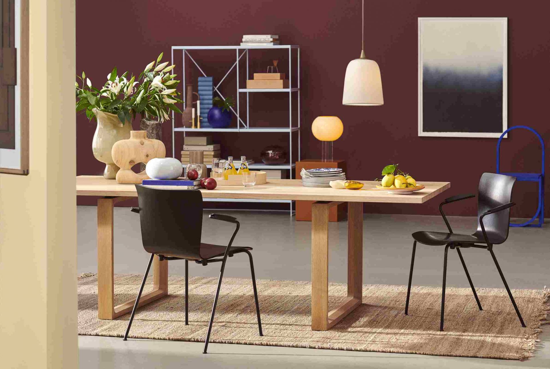 Esstisch aus Holz: Fritz Hansen Essay Tisch im Esszimmer mit Stühlen und Dekoration.