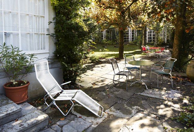 Altorfer Sessel Outdoor Embru, lichtgrün (RAL 6027), im Garten. Gartenmöbel und Liegestuhl für Terrasse.