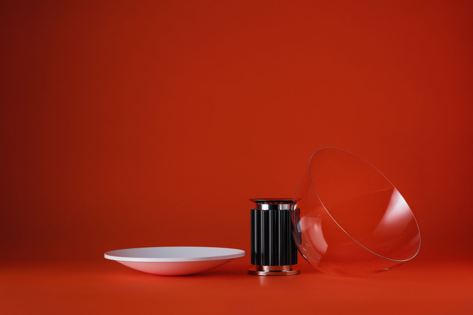 Taccia Tischleuchte von Flos: Designleuchte mit schwarzem Sockel, weißem Reflektor und großem Glasdiffusor.