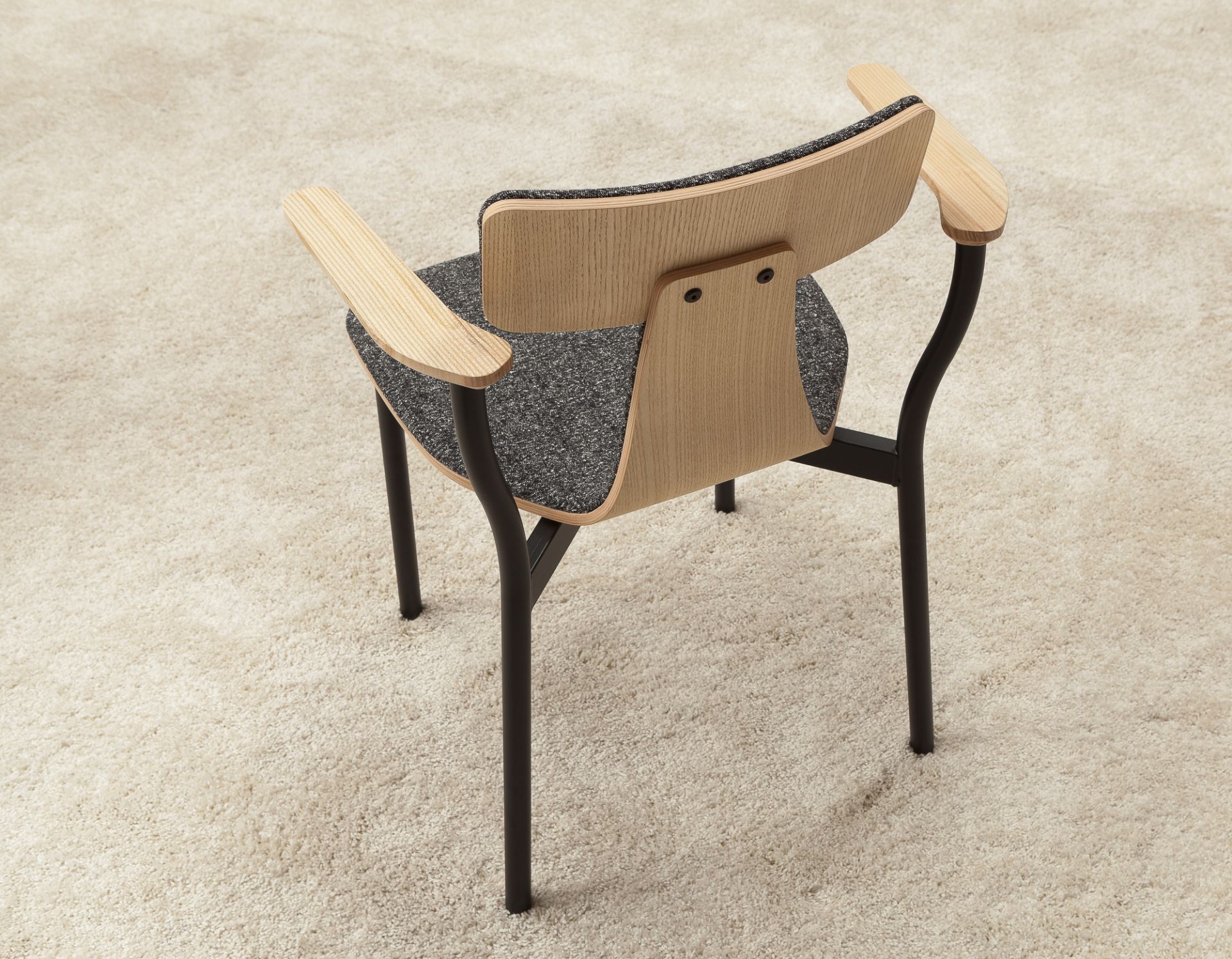 Silla Stuhl mit Armlehne von Sancal, Metallgestell, Holzlehne und grauer Sitzfläche.