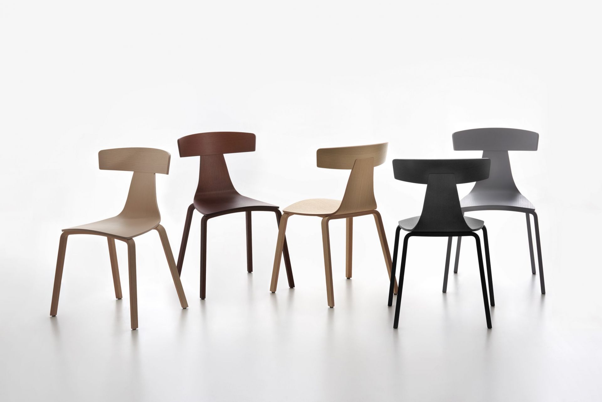 Reihe von Holzstühlen, darunter ein schwarzer Remo Holzstuhl aus Esche, modernes Möbeldesign.