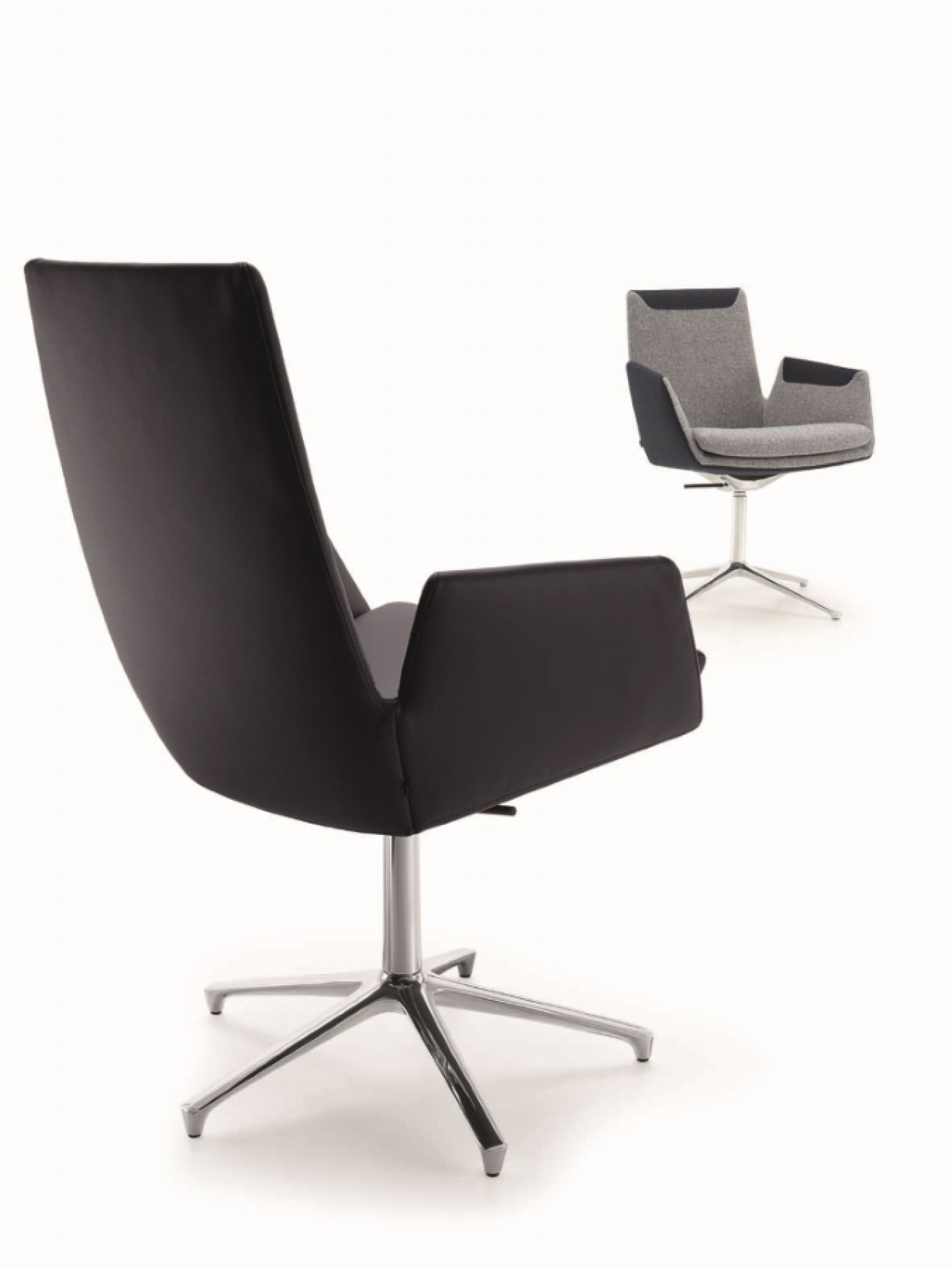 Cordia Drehstuhl mit hoher Rückenlehne in Schwarz, moderner Bürostuhl mit Chromfuß.