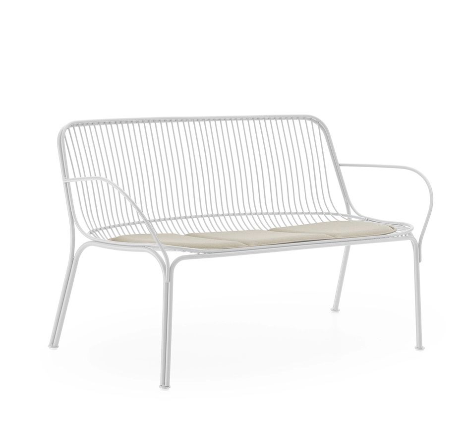 Hiray Sitzkissen für Kartell Bank: Beige Auflage auf weißer Metallbank für Garten und Terrasse.
