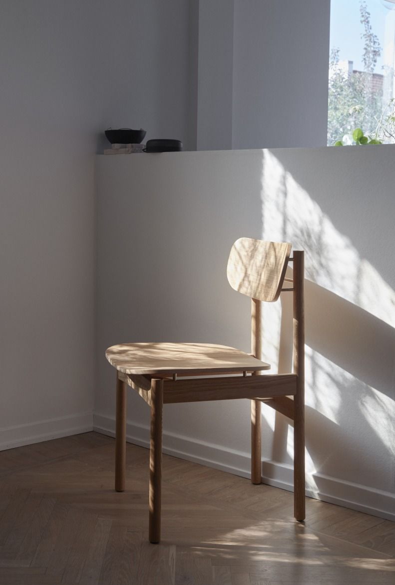 Vester Chair Stuhl von Skagerak by Fritz Hansen aus hellem Holz im minimalistischen Design.